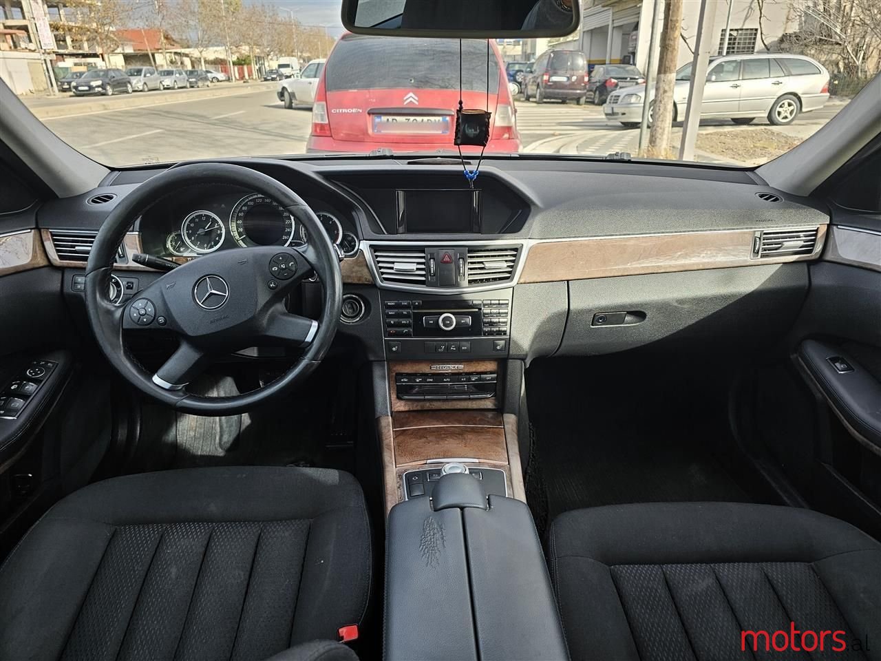 2011' Mercedes-Benz E 220 photo #6