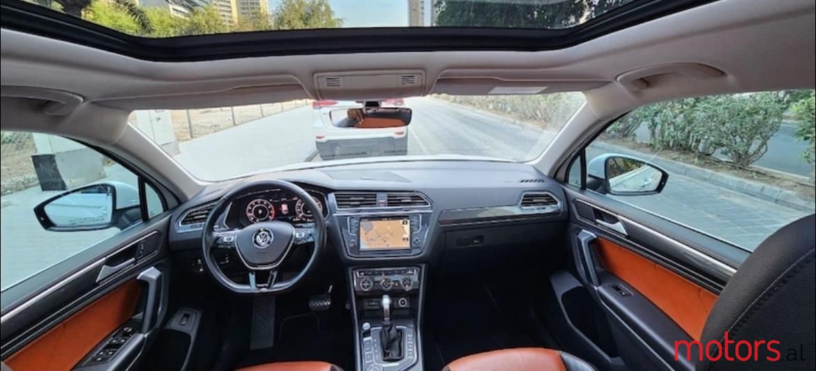 2017' Volkswagen Tiguan photo #6
