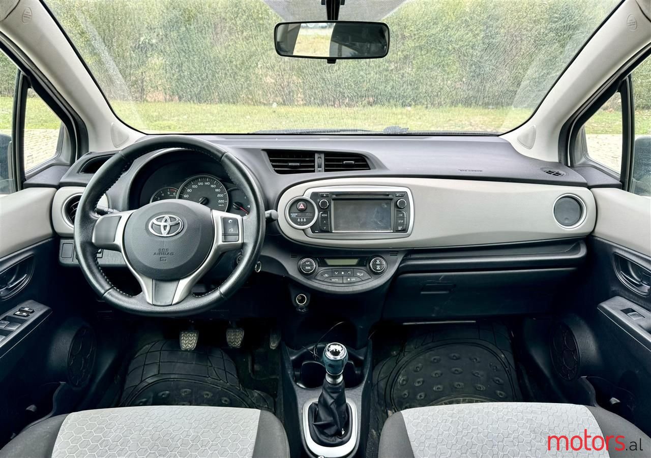 2012' Toyota Yaris photo #3
