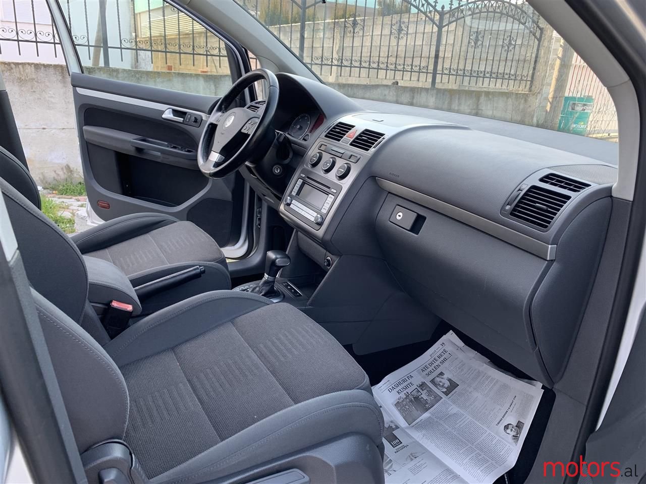 2008' Volkswagen Touran photo #3