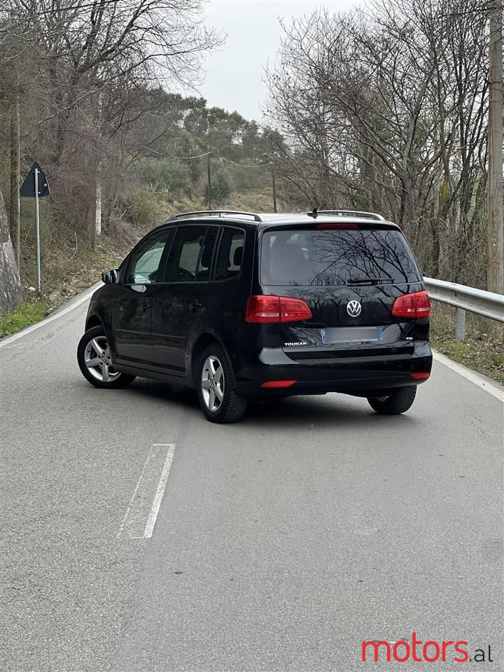 2011' Volkswagen Touran photo #3