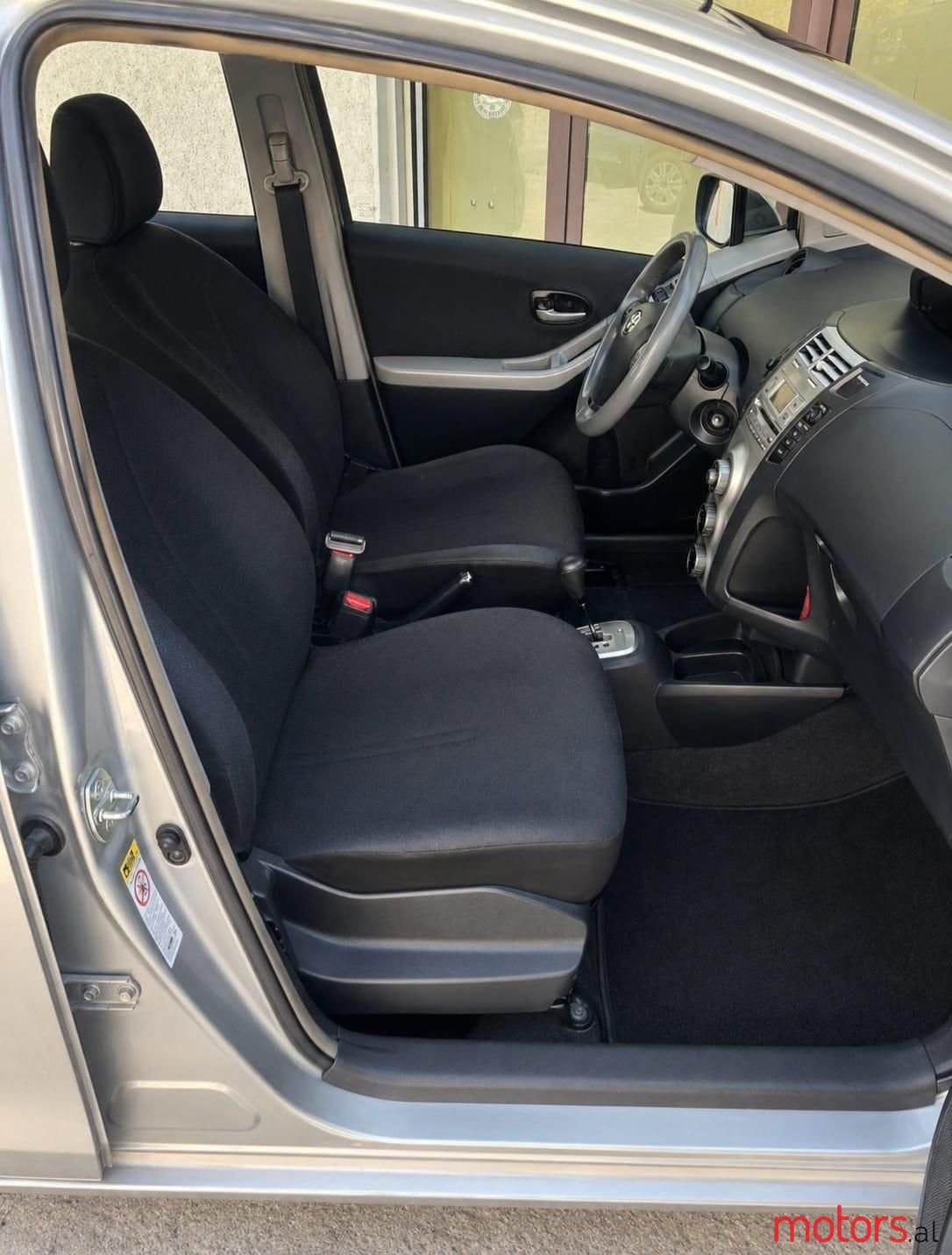 2009' Toyota Yaris photo #2