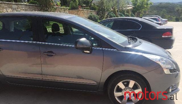 2012' Peugeot 5008 photo #2