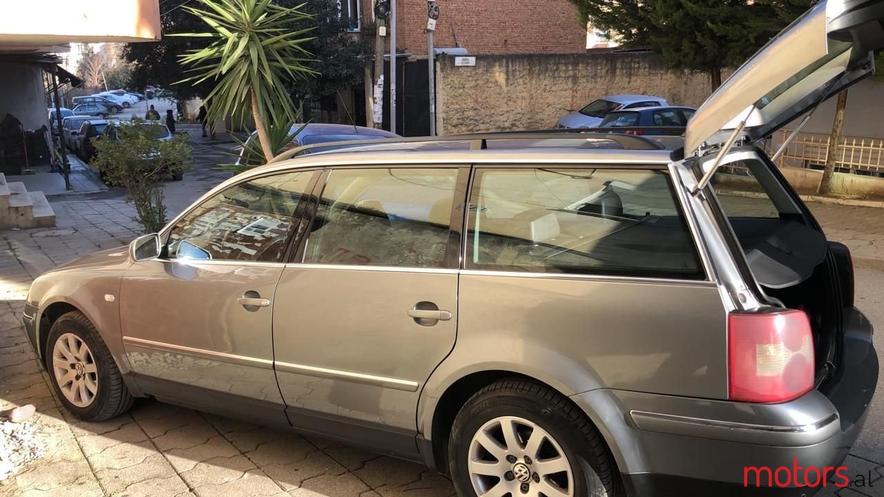 2002' Volkswagen Passat photo #1