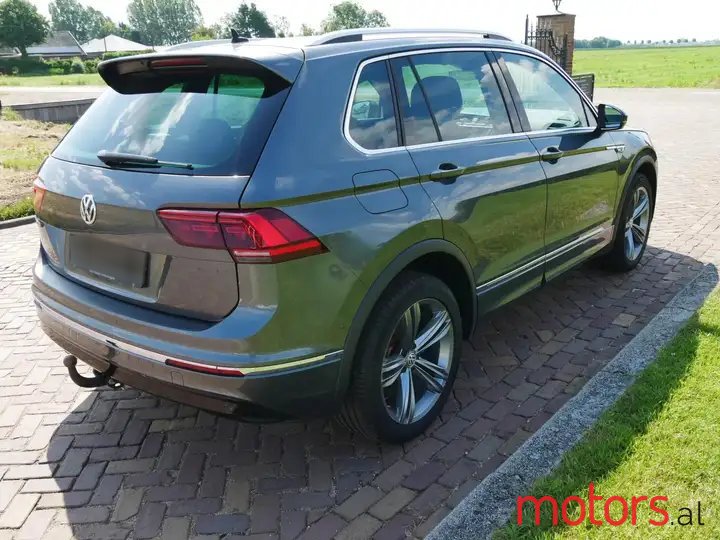 2018' Volkswagen Tiguan photo #4