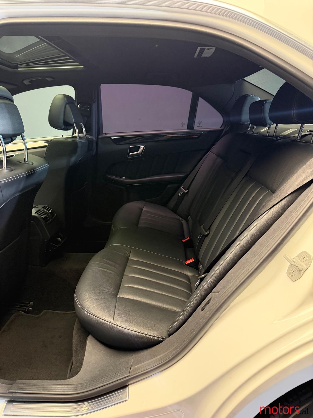 2015' Mercedes-Benz E 220 photo #2