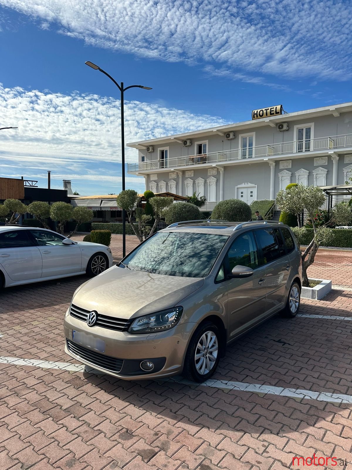 2013' Volkswagen Touran photo #3