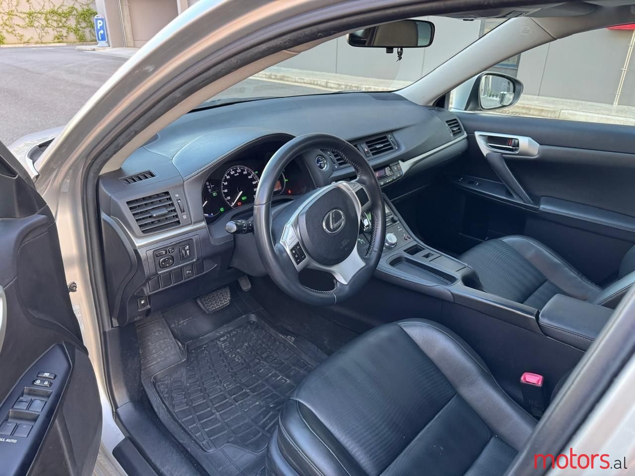 2011' Lexus CT 200h photo #2