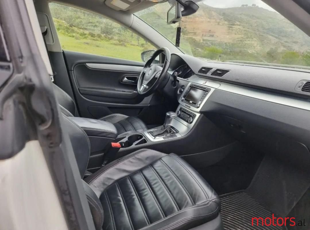 2009' Volkswagen Passat photo #3