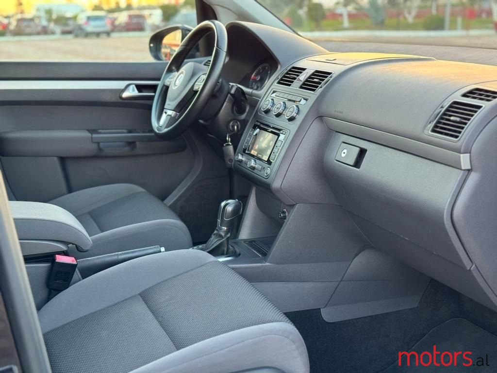 2012' Volkswagen Touran photo #5
