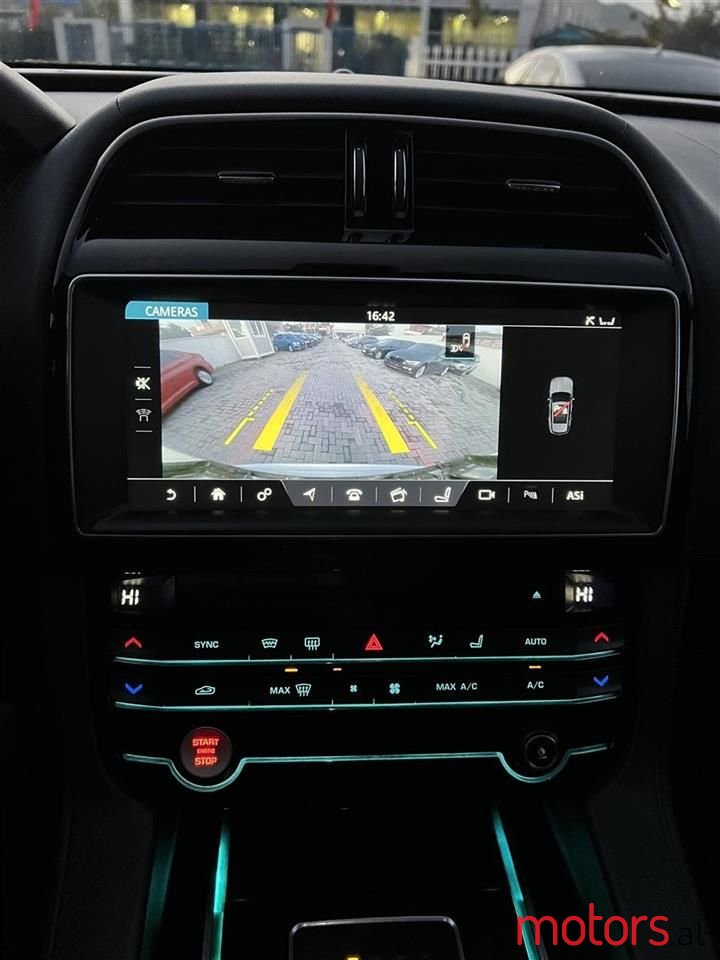 2016' Jaguar F-Pace photo #6