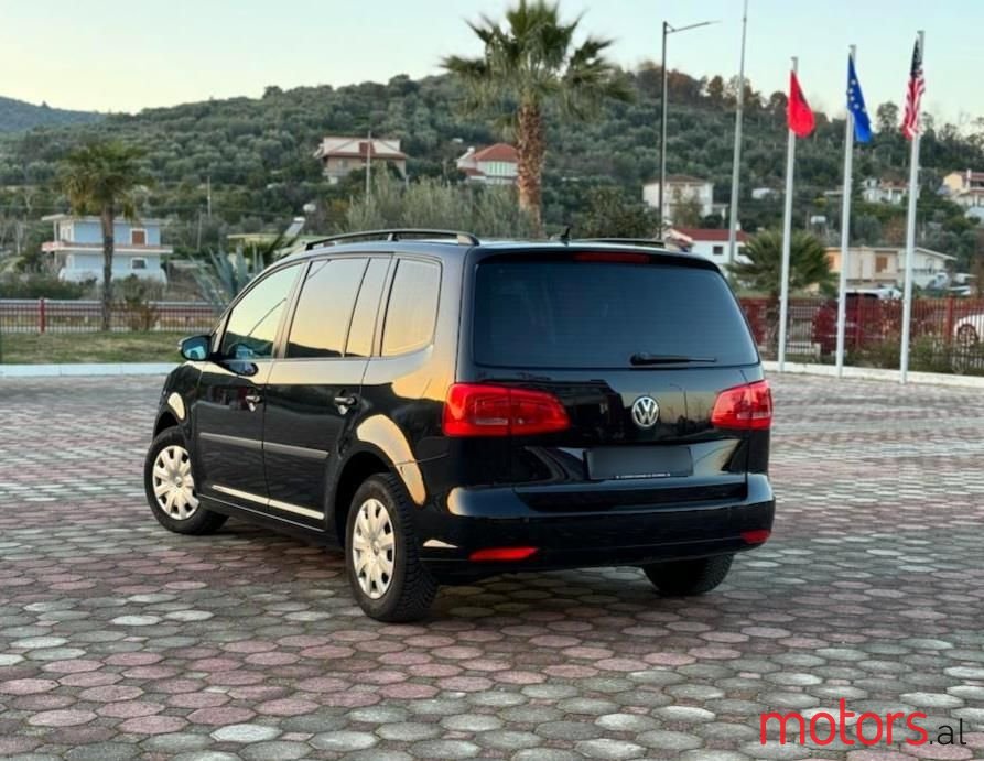 2012' Volkswagen Touran photo #4
