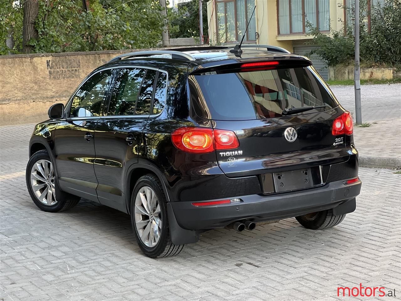 2011' Volkswagen Tiguan photo #2