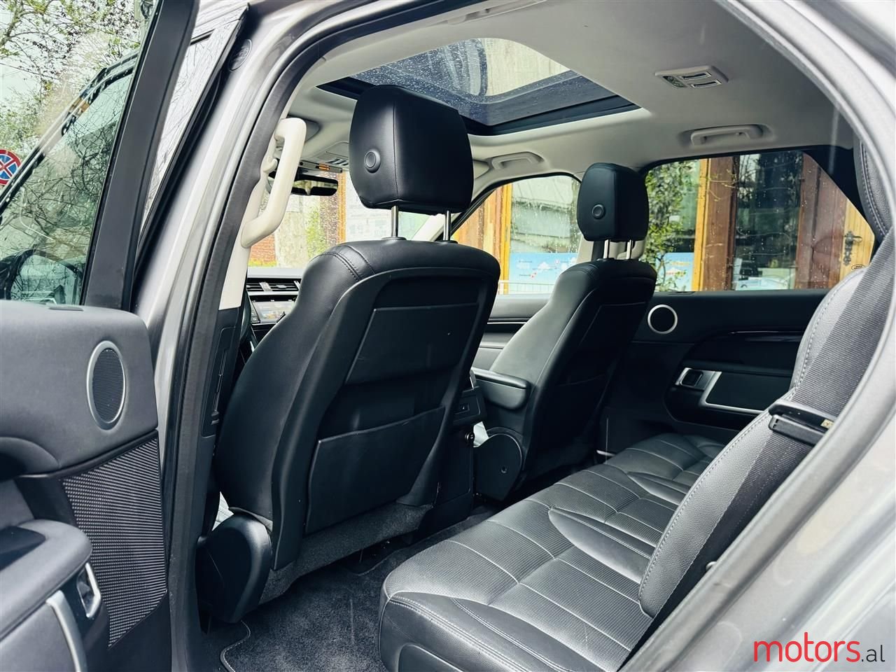 2017' Land Rover Discovery photo #3