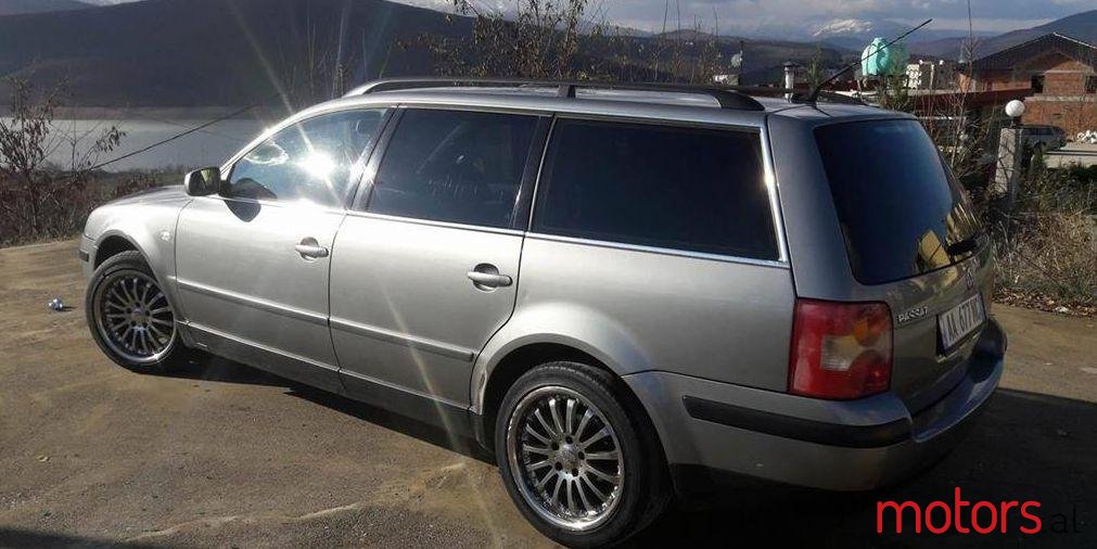 2004' Volkswagen Passat photo #2