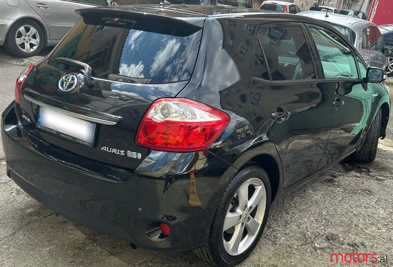 2011' Toyota Auris photo #2