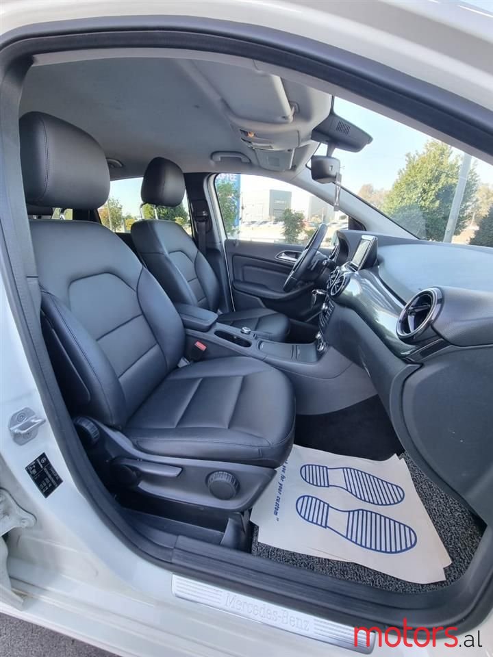 2013' Mercedes-Benz 200 photo #4