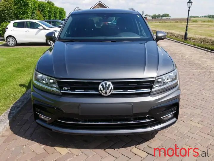 2018' Volkswagen Tiguan photo #2