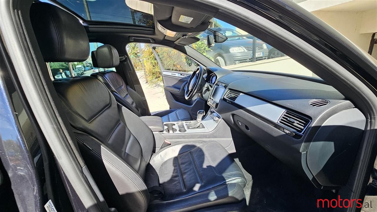 2014' Volkswagen Touareg photo #5