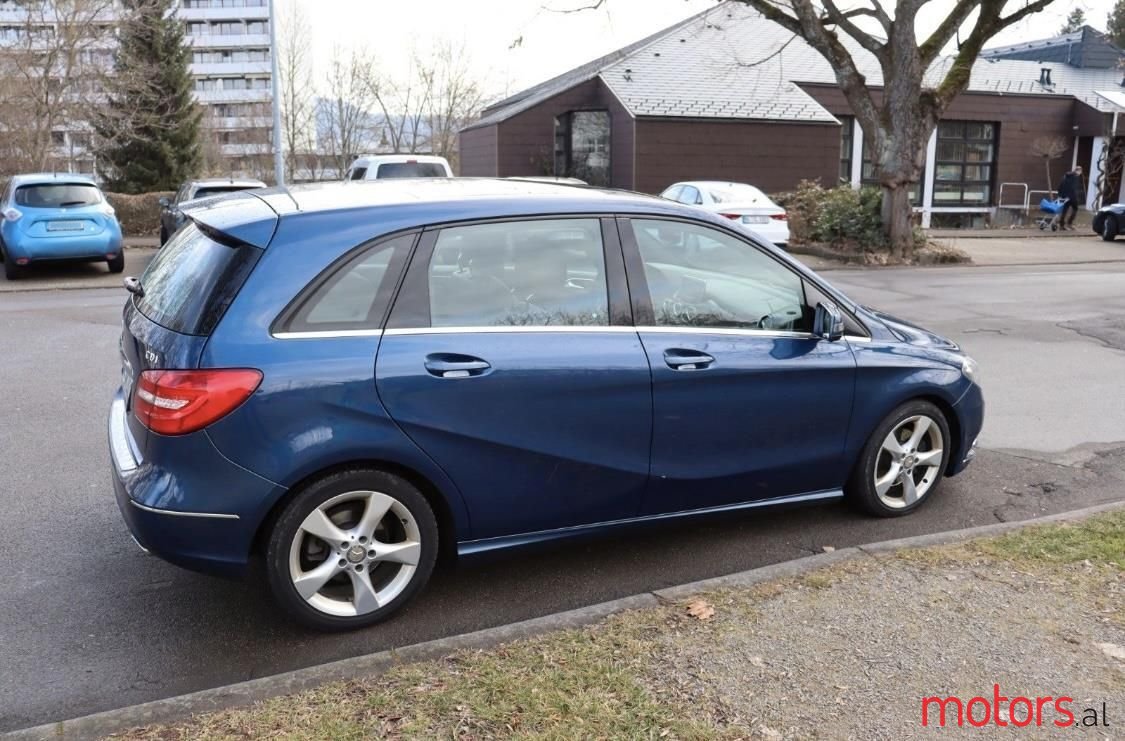 2012' Mercedes-Benz B 180 photo #3