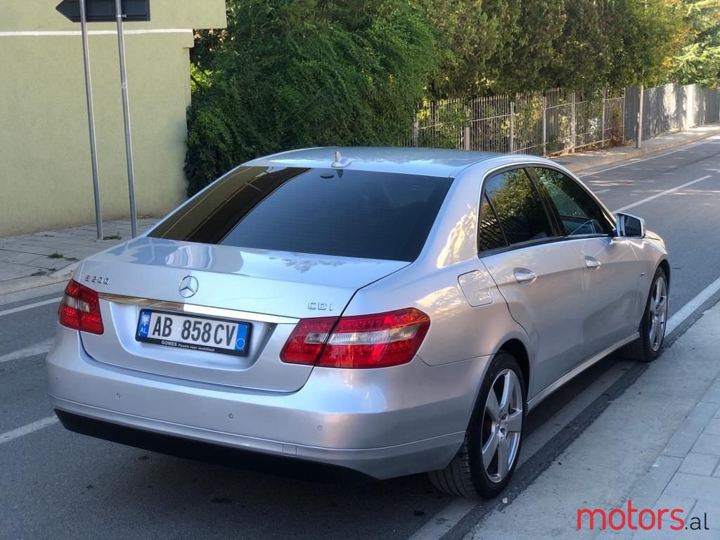 2012' Mercedes-Benz E 200 photo #3