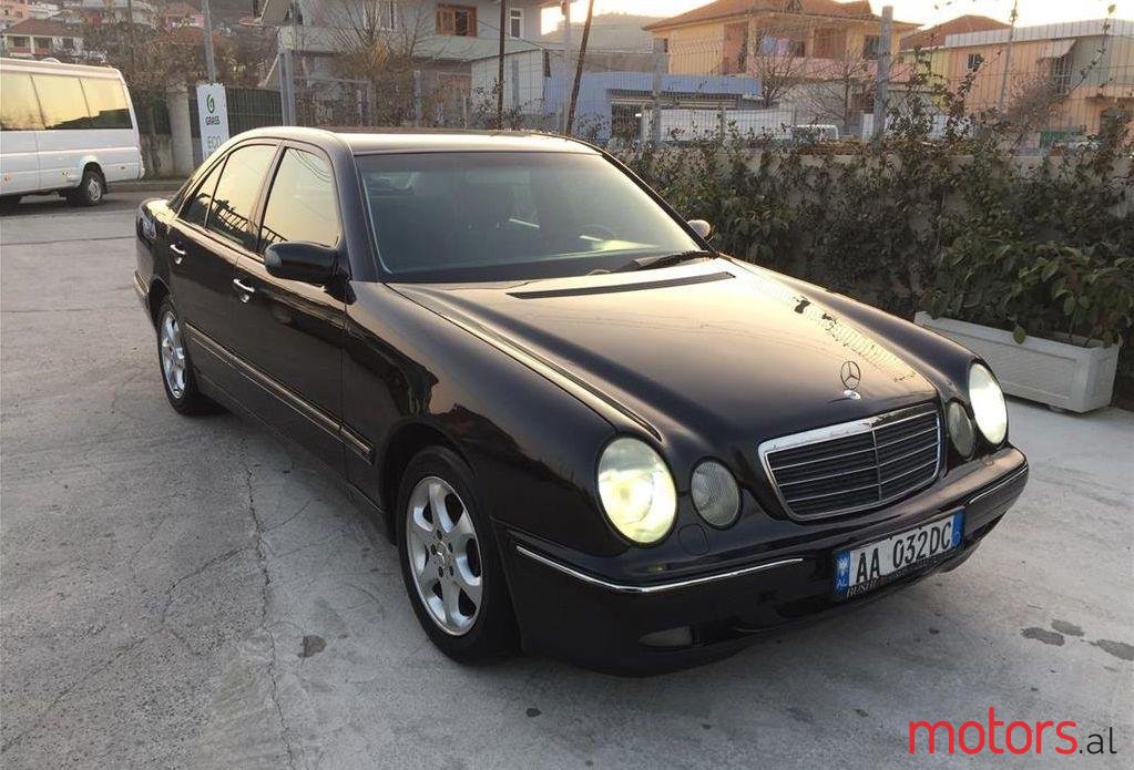 2001' Mercedes-Benz E 220 photo #1