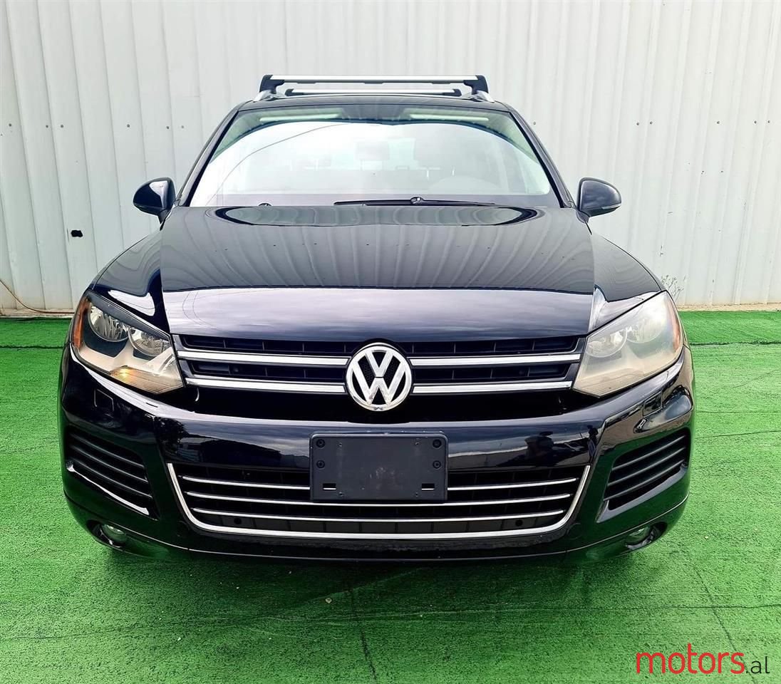 2011' Volkswagen Touareg photo #1