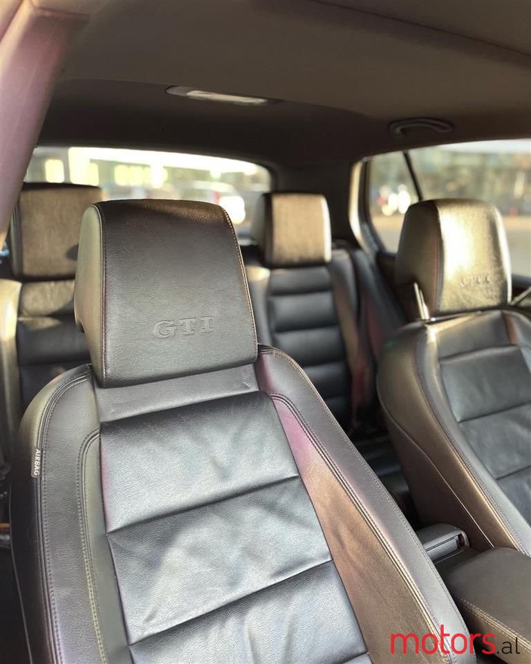 2011' Volkswagen Golf photo #2