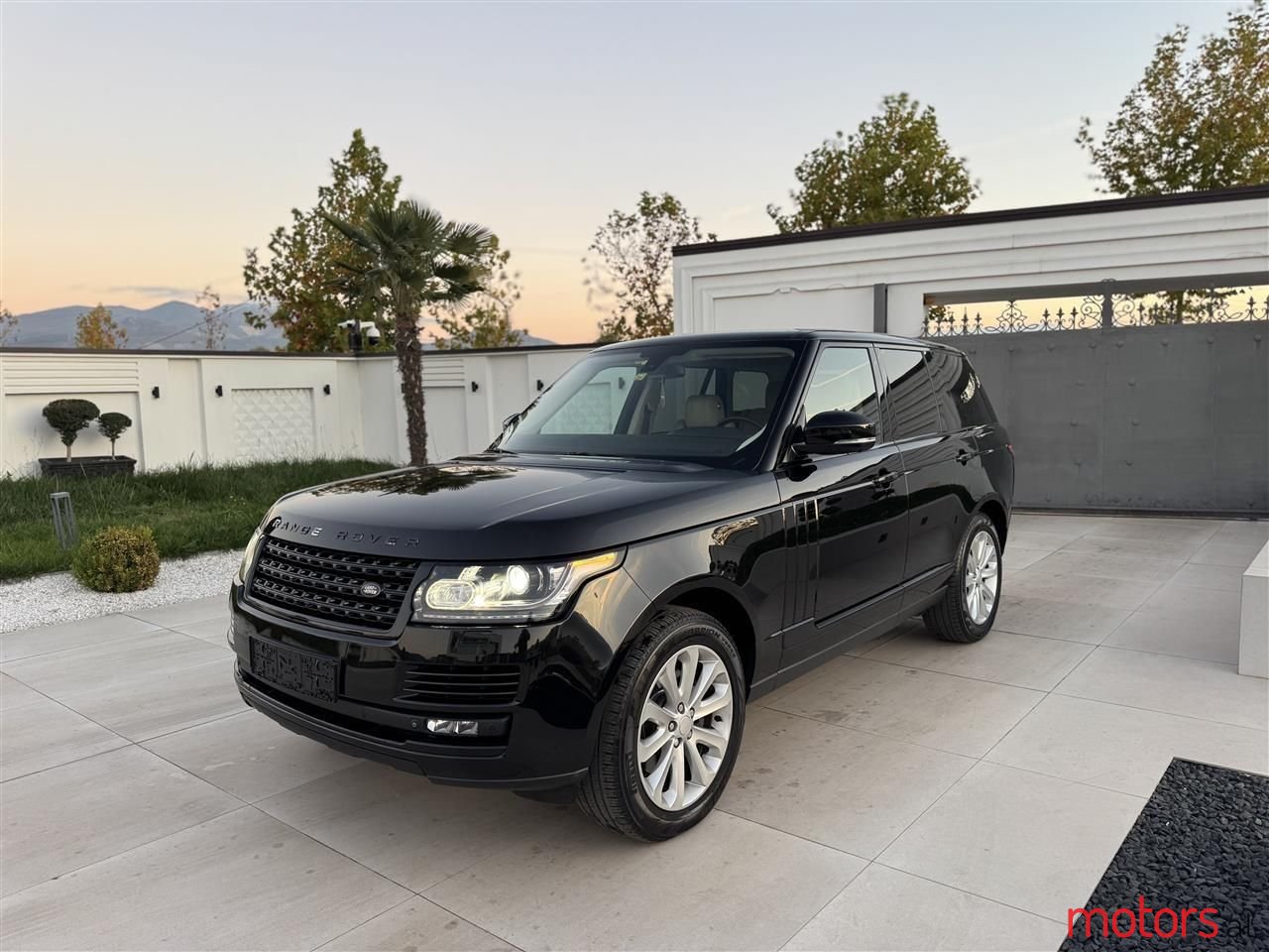 2013' Land Rover Range Rover photo #2