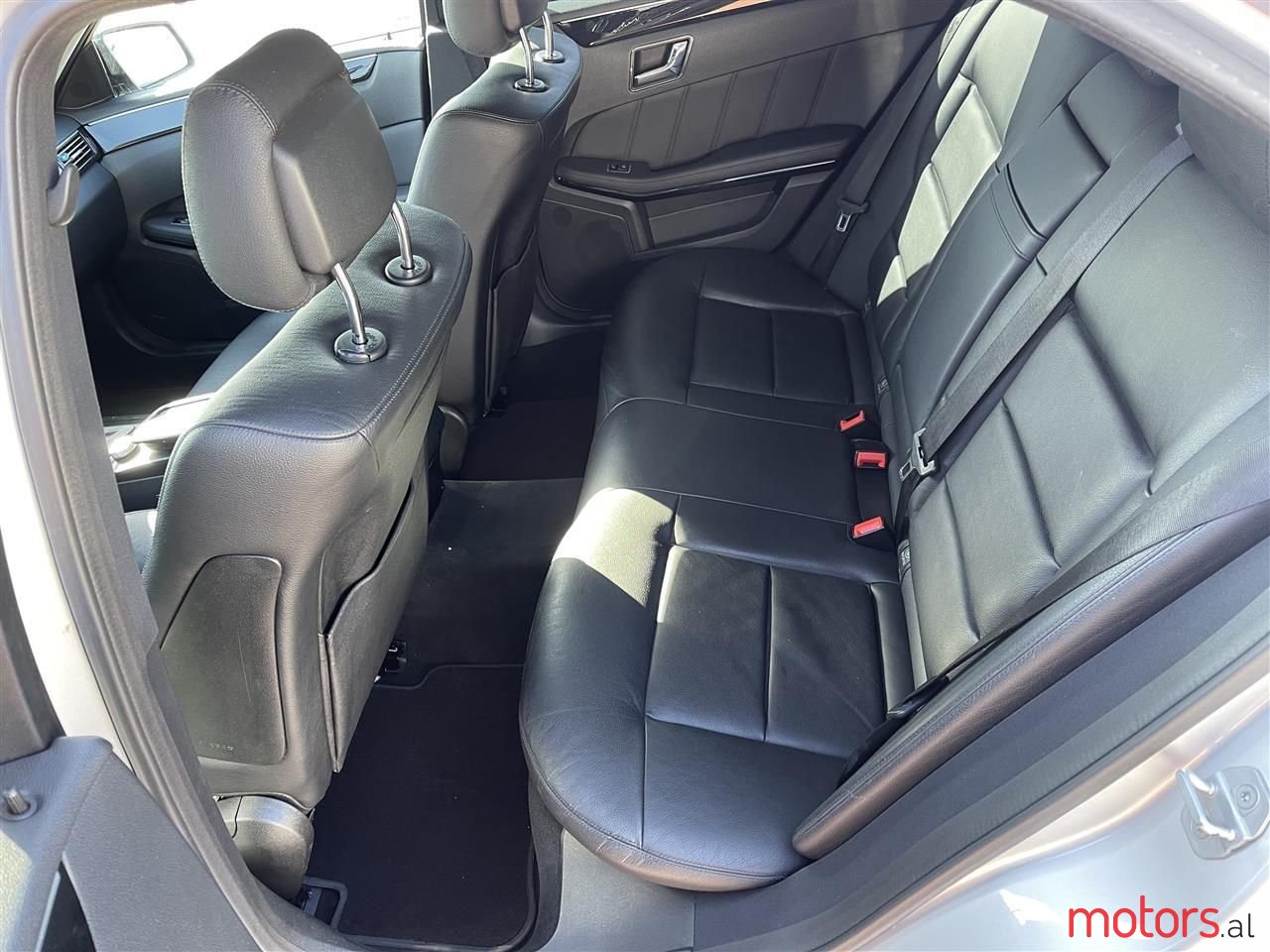 2011' Mercedes-Benz E 220 photo #2