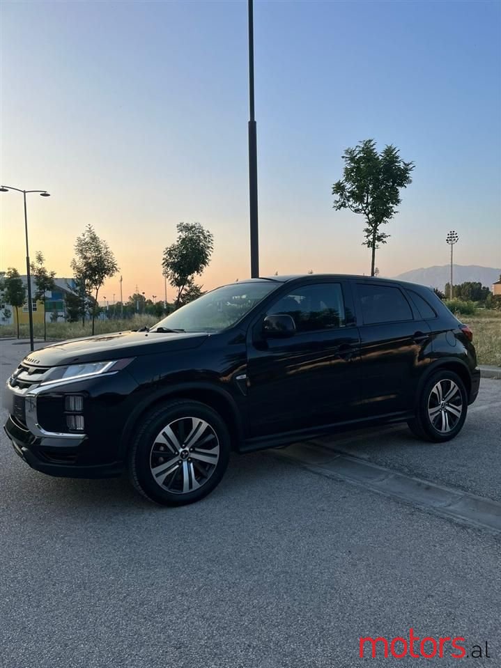 2020' Mitsubishi Outlander photo #6