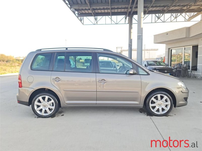 2007' Volkswagen Touran photo #6