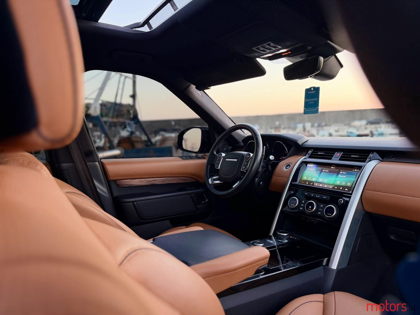 2017' Land Rover Discovery photo #4