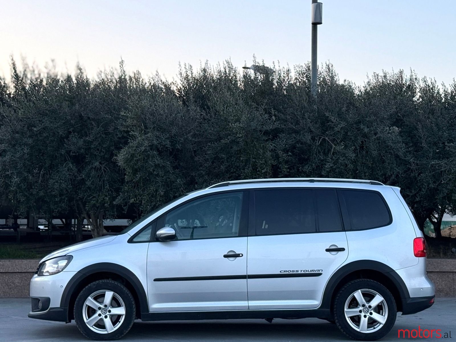 2012' Volkswagen Touran photo #4