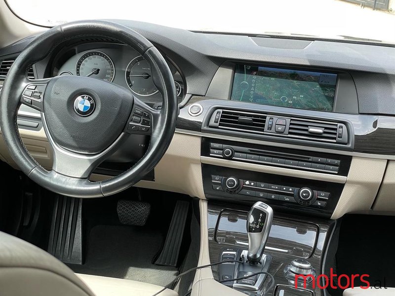 2011' BMW 530 photo #2