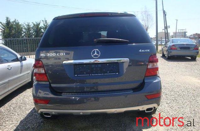 2011' Mercedes-Benz ML-Class photo #3
