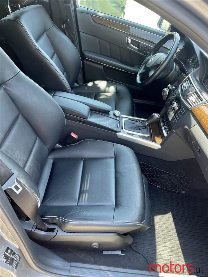 2011' Mercedes-Benz E 220 photo #2