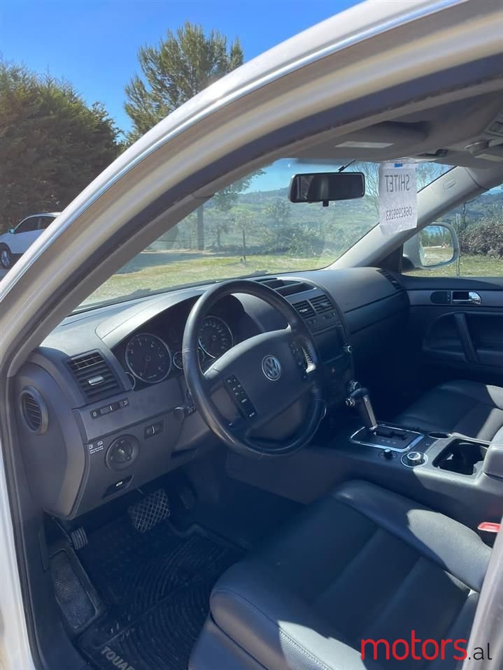 2010' Volkswagen Touareg photo #6