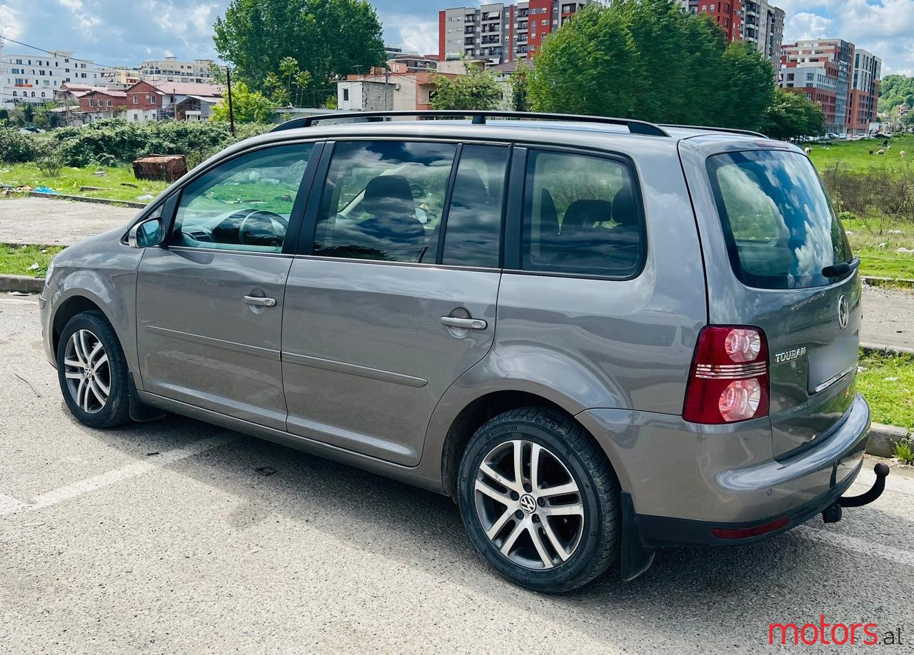 2007' Volkswagen Touran photo #6