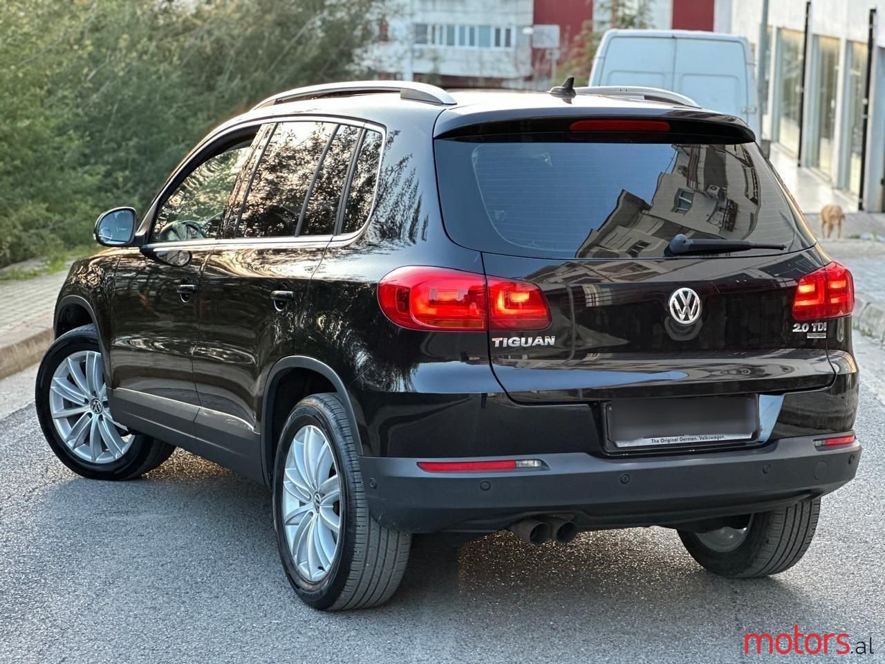 2015' Volkswagen Tiguan photo #2