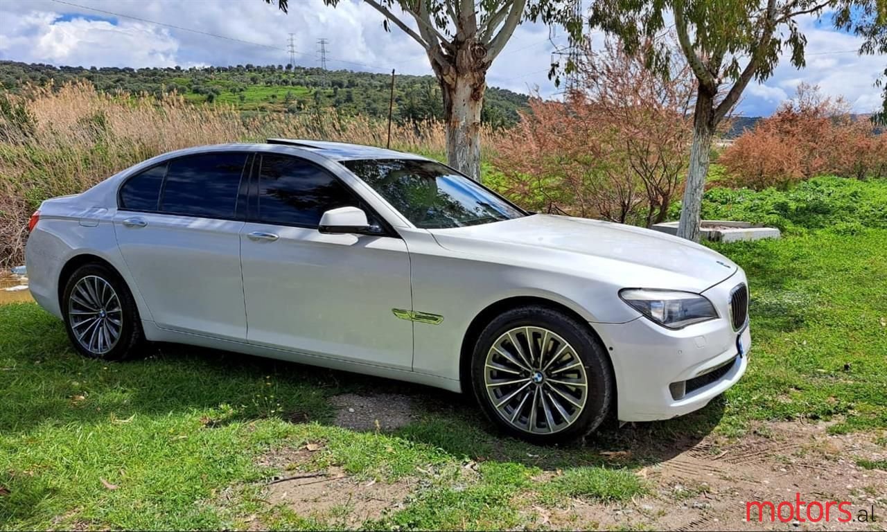 2011' BMW 740 photo #5