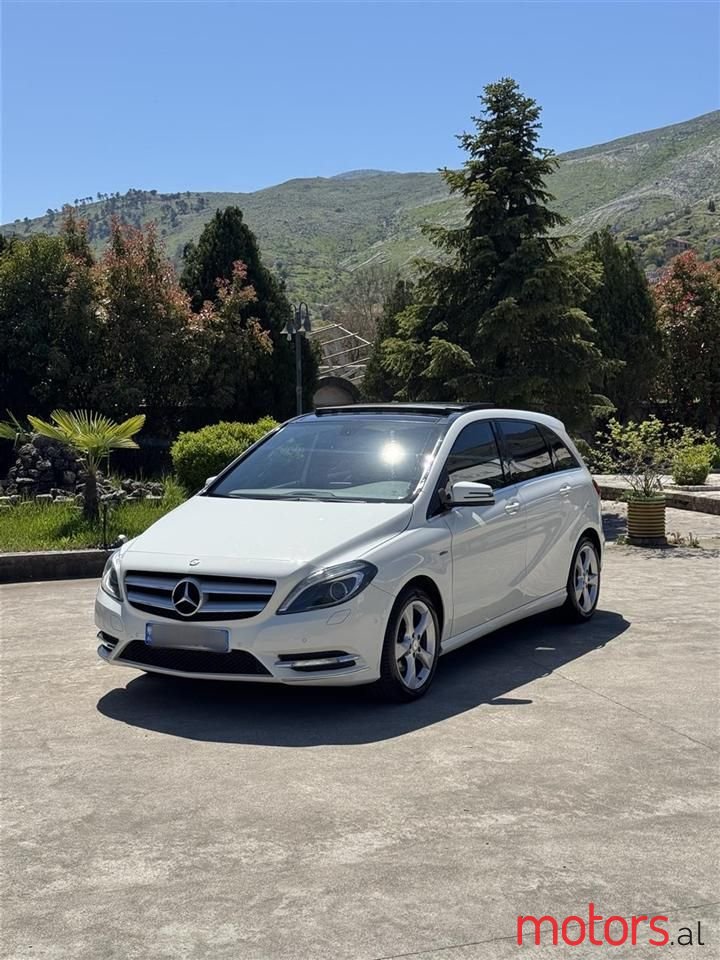 2013' Mercedes-Benz B 200 photo #1