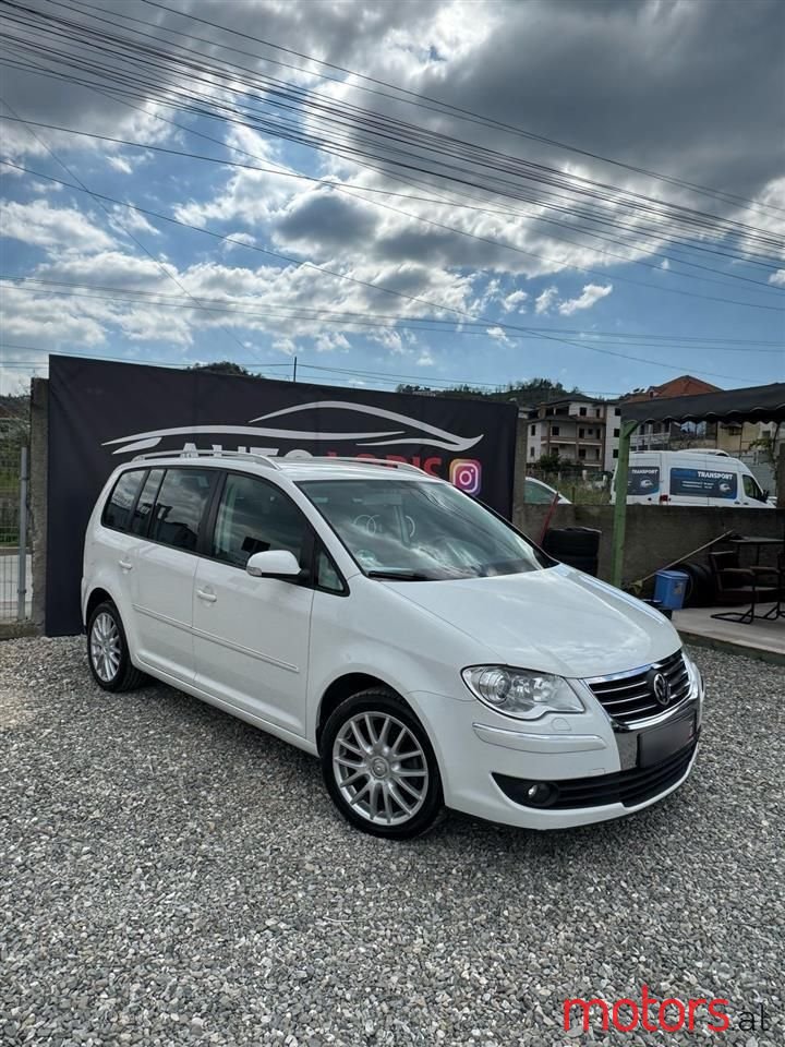 2008' Volkswagen Touran photo #3