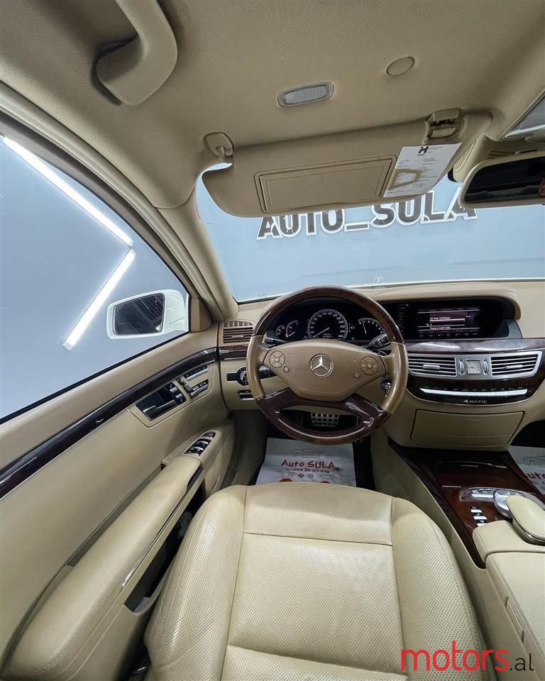 2011' Mercedes-Benz S 550 photo #3