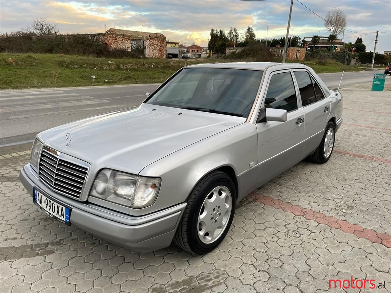 1994' Mercedes-Benz E 200 photo #1