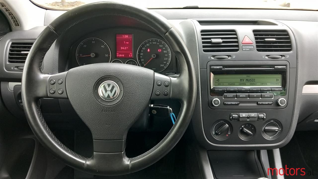 2009' Volkswagen Golf photo #2