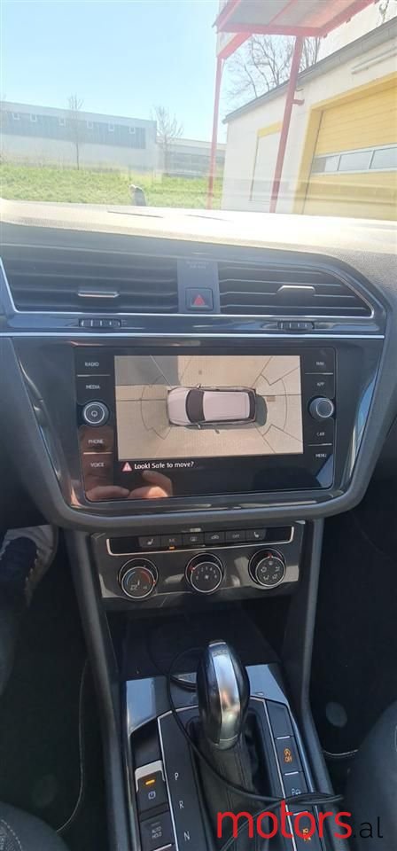 2019' Volkswagen Tiguan photo #3