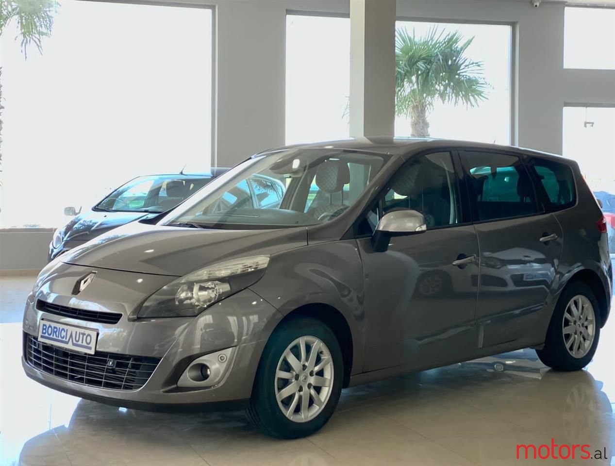 2010' Renault Grand Scenic photo #1