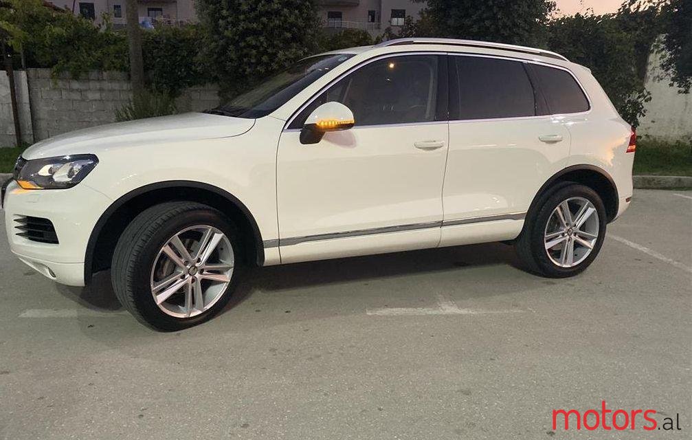 2012' Volkswagen Touareg photo #1