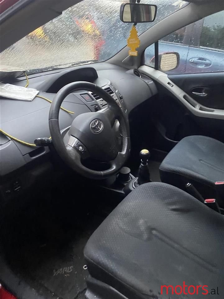 2010' Toyota Yaris photo #5